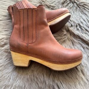 FRYE AND CO. Leather Clogs